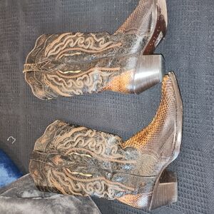 Sleek Black Heeled Boots with Elegant Design